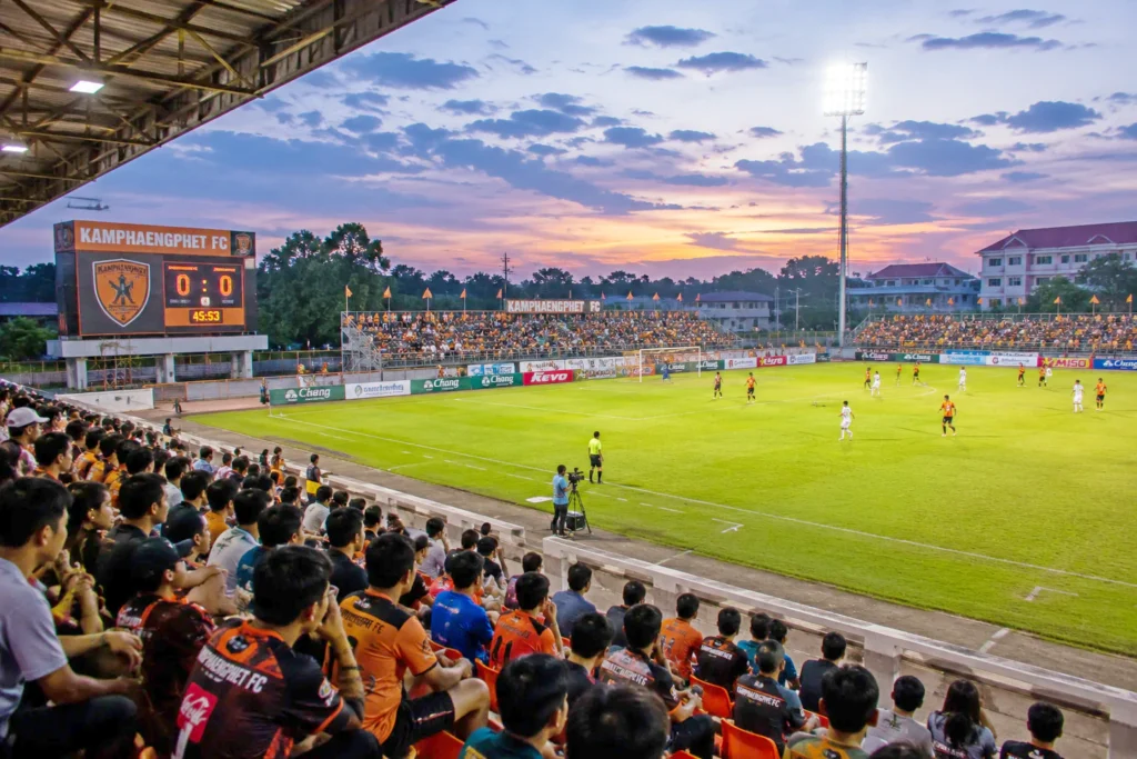Fußballstadion in Kamphaeng Phet bei einem Abendspiel