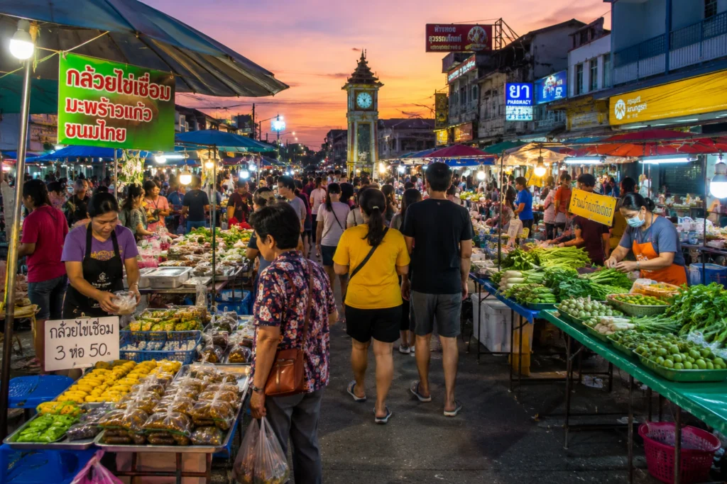 Abendmarkt in Kamphaeng Phet mit thailändischen Marktständen