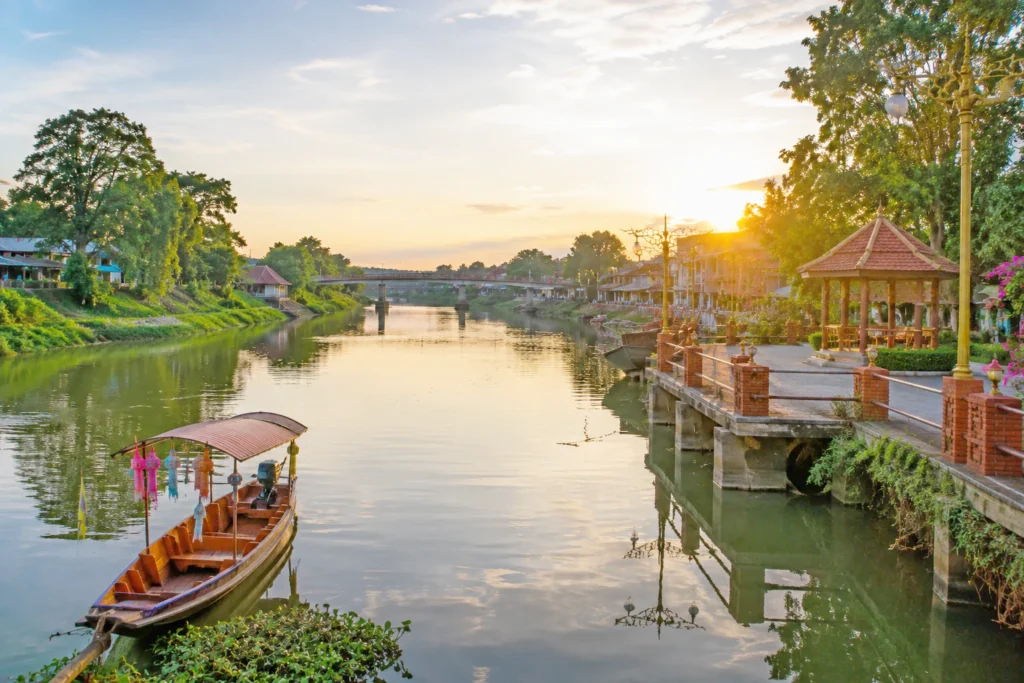 Flusslandschaft in Kamphaeng Phet bei Sonnenuntergang